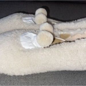 Lulu size 39 cream shearling Pom Pom slippers. New